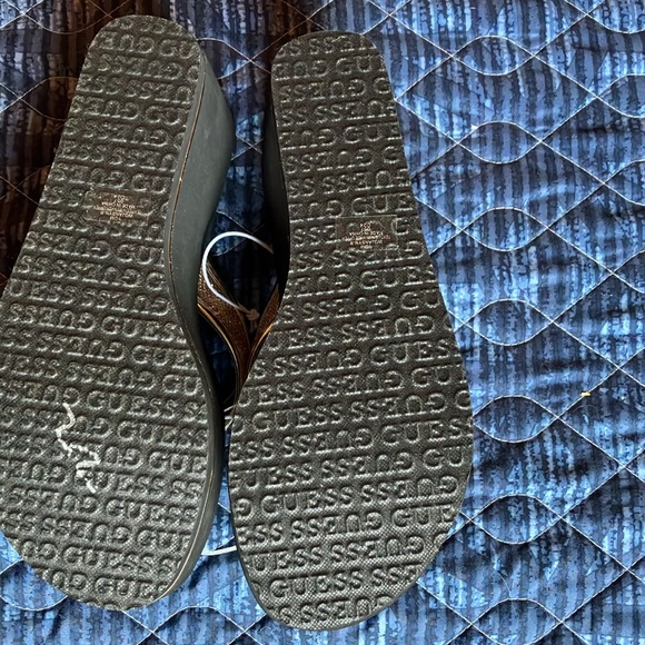 Gorgeous Guess sandals, size 10M, black and gold, NWT! - Picture 7 of 16